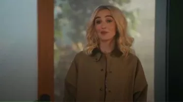 Chaqueta encerada frontal Filson Harbor usada por Chloe Fineman como se ve en Saturday Night Live (S51E02)