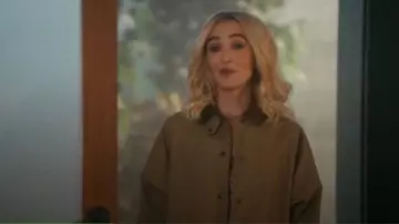 Chaqueta encerada frontal Filson Harbor usada por Chloe Fineman como se ve en Saturday Night Live (S51E02)