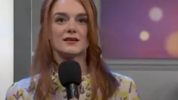 Blusa Me+Em Birds of Paradise usada por Ashley Padilla como se ve en Saturday Night Live (T51E02)