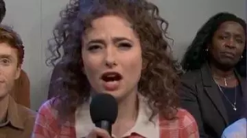 Polo vichy rétréci porté par Sarah Sherman comme on le voit dans Saturday Night Live (S51E02)