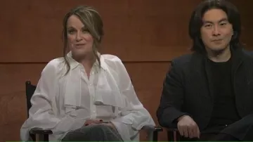 Blusa Demaris de Veroica Beard usada por Amy Poehler como se ve en Saturday Night Live (S51E02)
