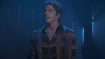 Camisa de seda de Saint Laurent usada por Role Model como se ve en Saturday Night Live (S51E02)