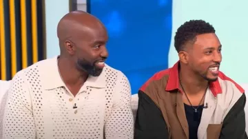 Polo pull en maille de laine mélangée italienne Banana Republic porté par Elliott Cooper tel qu’on le voit au Tamron Hall Show le 8 octobre 2025