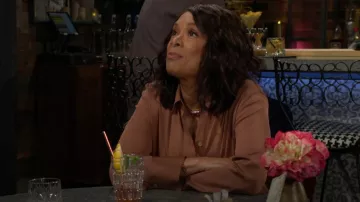 Camisa de seda de Vince usada por Amy Lewis (Valarie Pettiford) como se ve en The Young and the Restless el 2 de octubre de 2025