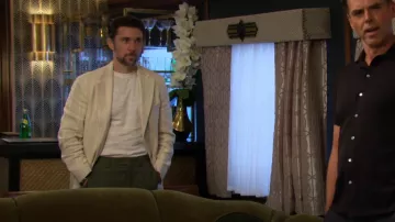 Abrigo deportivo de doble raya de seda de lino italiano Todd Snyder usado por Cane Ashby (Billy Flynn) como se ve en The Young and the Restless el 2 de octubre de 2025