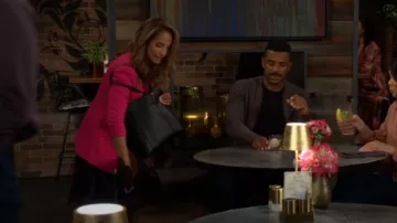 Bolso tote mediano Style & Co con puntada de látigo usado por Lily Winters (Christel Khalil) como se ve en The Young and the Restless el 2 de octubre de 2025