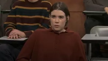 Suéter de polo de seda de cachemira con tapeta ancha Vince usado por Jane Wickline como se ve en Saturday Night Live (S51E02)
