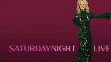 Robe interdimensionnelle de Johanna Ortiz portée par Amy Poehler vue dans Saturday Night Live (S51E02)
