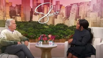 Suéter cepillado diagonal blanco roto usado por Henry Winkler como se ve en Sherri el 10 de octubre de 2025