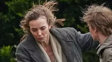 Grey Trench Coat of Isla (Jodie Comer) in 28 Years Later