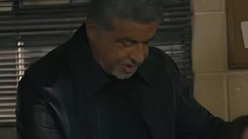 Tulsa King S03 Sylvester Stallone Veste noire portée par Dwight 'The General' Manfredi (Sylvester Stallone) dans Tulsa King (S03E01)