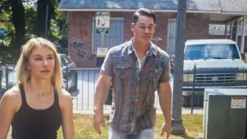 Chemise boutonnée à manches courtes de Christopher Smith / Peacemaker (John Cena) dans Peacemaker (S02E01)