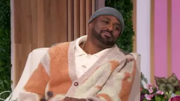 Cárdigan Nanushka Nessin usado por Sherri Shepherd como se ve en Sherri el 14 de octubre de 2025