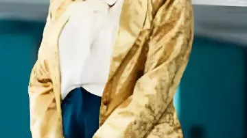 Blazer en velours doré porté par Self - Host (Jimmy Fallon) dans On Brand with Jimmy Fallon