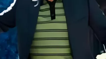 T-shirt polo rayé vert et noir porté par Self - Host (Jimmy Fallon) dans On Brand with Jimmy Fallon