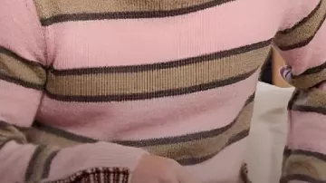 Pull rayé rose porté par (Channing Tatum) dans le spectacle de Drew Barrymore