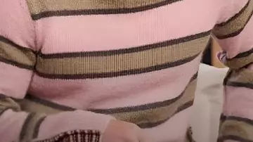 Suéter a rayas rosa usado por (Channing Tatum) en The Drew Barrymore Show