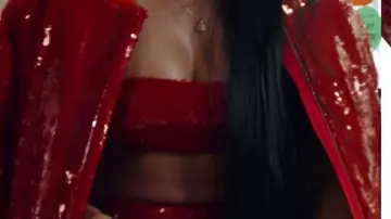 Chaqueta de lentejuelas rojas usada por (Keiarna Stewart) en The Real Housewives of Potomac