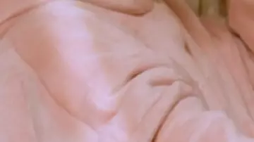 Snuggie en velours rose porté par Stacey Solomon dans la saison 2 de Stacey & Joe | Bande-annonce – BBC