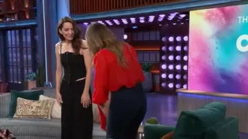 Crepé de lana Chanel bordado con perlas de imitación usado por Marion Cotillard como se ve en The Kelly Clarkson Show el 14 de octubre de 2025