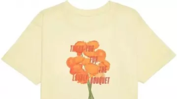T-shirt court Thank You For The Lovely Bouquet porté par Taylor Swift dans Taylor Swift - The Life of a Showgirl (Paroles) ft. Sabrina Carpenter