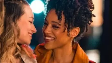 Chaqueta de motociclista de cuero Murder In A Small Town S02 (Bethany Brown) en Murder in a Small Town