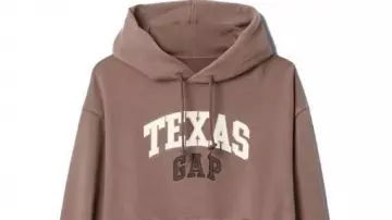 Sudadera con capucha oversized marrón de Gap Texas usada por Taylor Swift en West Texas Flavor en Perini Ranch Steakhouse en Buffalo Gap ????️????