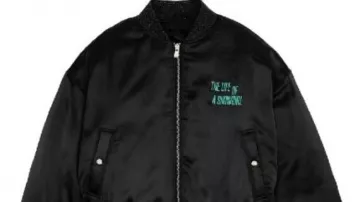 La vida de una corista tiene una lista de deseos Chaqueta bomber negra usada por Taylor Swift en La vida de una corista