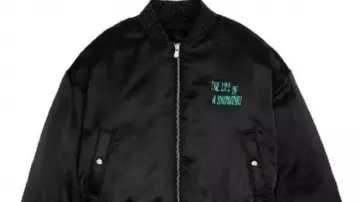 La vie d’une showgirl a obtenu une liste de souhaits Blouson noir porté par Taylor Swift dans La vie d’une showgirl