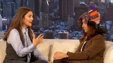 Blazer relajado de Reformation James usado por Aubrey Plaza como se ve en The Drew Barrymore Show el 13 de octubre de 2025