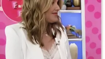 E! Noticias Traje blazer blanco de Dickey usado por Jenna Bush Hager como se ve en E! Noticia