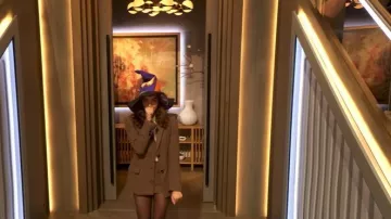 Falda pantalón de tiro bajo Reformation Calloway usada por Aubrey Plaza como se ve en The Drew Barrymore Show el 13 de octubre de 2025