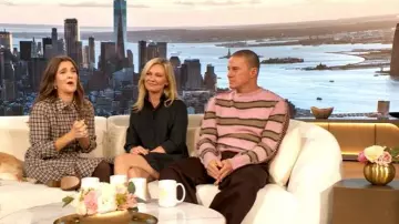 Falda cruzada de cristal de ventana de Tory Burch usada por Drew Barrymore como se ve en The Drew Barrymore Show el 14 de octubre de 2025