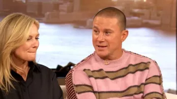 Pull demi-moitié en mohair et laine rayé rose Marni porté par Channing Tatum tel qu’on le voit dans le spectacle Drew Barrymore le 14 octobre 2025