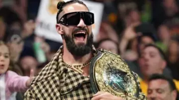 Monday Night RAW 2025 Le manteau à carreaux porté par Seth Rollins dans Seth Rollins proclame la domination de Vision après la victoire du Crown Jewel : Faits saillants de Raw, 13 octobre 2025