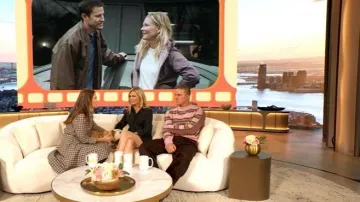 Robe-chemise en laine Gucci Horsebit portée par Kirsten Dunst vue dans le défilé Drew Barrymore le 14 octobre 2025