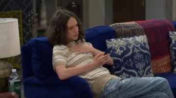 Polo Bouclé Old Navy porté par Grover (Hank Greenspan) comme on le voit dans The Neighborhood (S08E01)