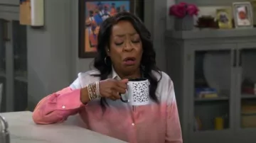 3dRose Mug_165905_4 Music Notes Motif Blanc et Noir porté par Tina Butler (Tichina Arnold) comme on le voit dans The Neighborhood (S08E01)