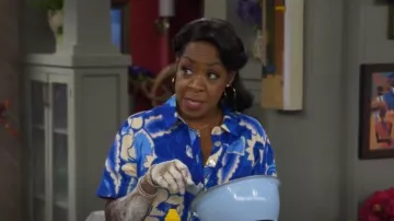 Combi-short Farm Rio Tropical Groove porté par Tina Butler (Tichina Arnold) comme on le voit dans The Neighborhood (S08E01)