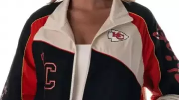 Chaqueta de chándal con bloques de color de los Kansas City Chiefs usada por Caitlin Clark en Caitlin Clark dice que Kelce y Mahomes son sus jugadores ???? favoritos de los Chiefs (a través de @NewHeights/TT)