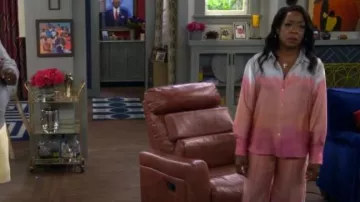Pantalon Zara Pink Ombre porté par Tina Butler (Tichina Arnold) comme on le voit dans The Neighborhood (S08E01)