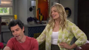 Rebecca Taylor Astera Fleur Mini Camisa de seda usada por Gemma Johnson (Beth Behrs) como se ve en The Neighborhood (S08E01)