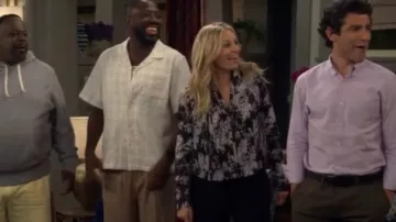 Blusa floral de Reiss Jean usada por Gemma Johnson (Beth Behrs) como se ve en The Neighborhood (S08E01)