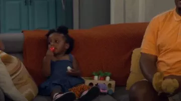 Emmababy Toddler Baby Girls Jean Overall Combishort porté par Baby Daphne comme on le voit dans The Neighborhood (S08E01)