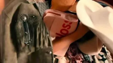 Veste à franges portée par Jasmine (Christin Park) dans le film The Wrong Paris 2025