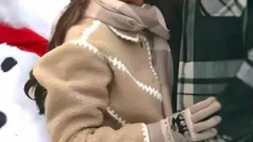 Chaqueta usada por Dawn (Miranda Cosgrove) en la película The Wrong Paris 2025