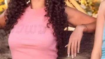 Débardeur court Howdy en strass rose porté par Lexi (Madison Pettis) dans le film The Wrong Paris 2025