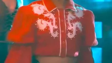 Chemise western courte rouge parc portée par Jasmine (Christin Park) dans le film The Wrong Paris 2025