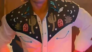 Chemise portée par Trey (Pierson Fodé) dans le film The Wrong Paris 2025