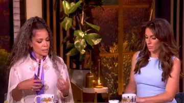 Chemise en georgette de soie et dentelle Chloe portée par Sunny Hostin comme on le voit dans The View le 14 octobre 2025